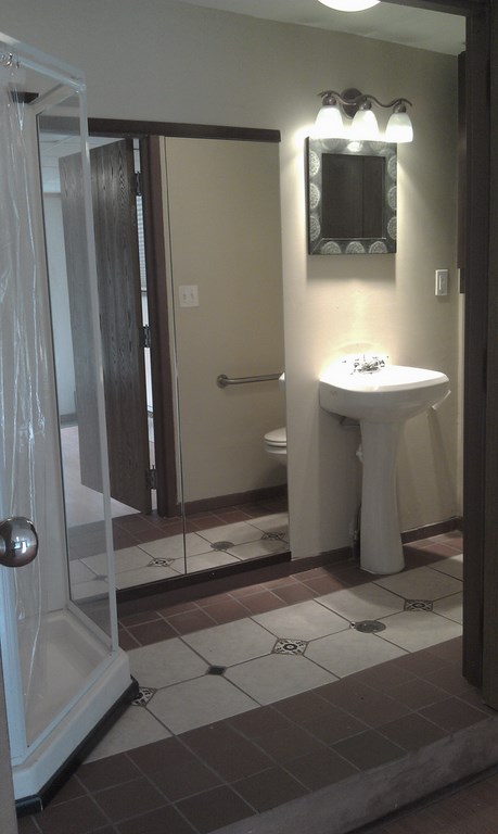 This efficient downtown kent Victorian alleyside store/office has everything needed for a new business, including a fridge & shower! From KentSuites to you!